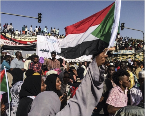 数以千计的苏丹民众继续在首都喀土穆上街向军方施压。AP 