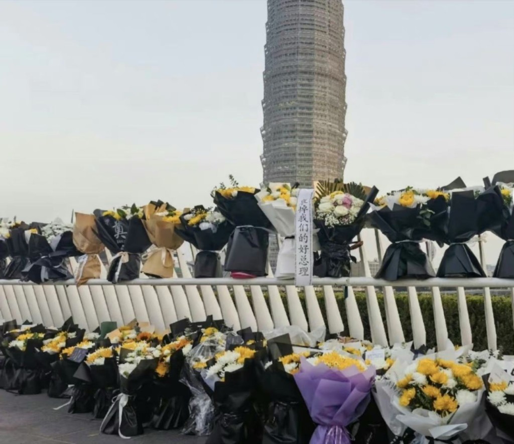 民众在郑东新区如意湖边摆放鲜花悼念李克强。