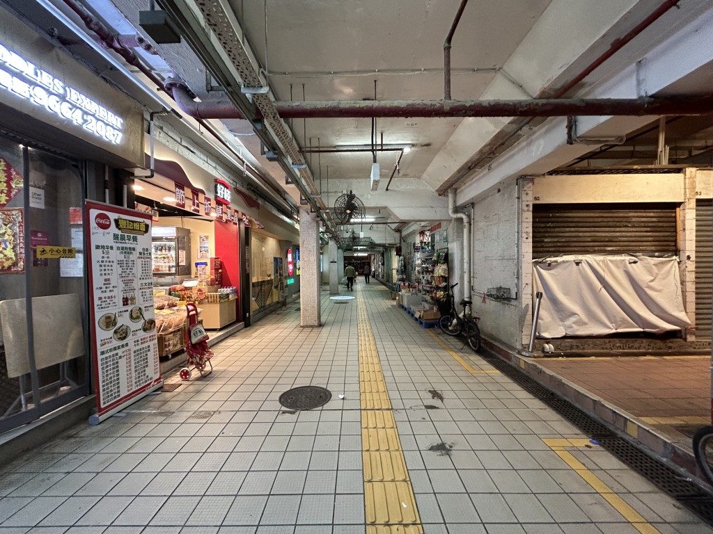街市僅餘數名商戶營業。