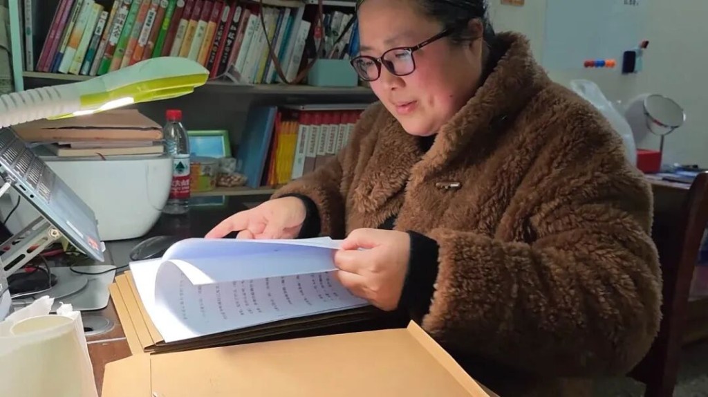 薛焕莉自学法律及驾驶，为亡姐的身亡追究责任。大象新闻