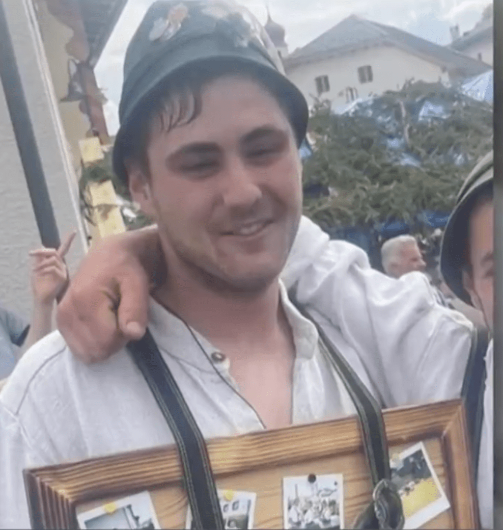 亚伦是一个开朗活泼的年轻人，他的死震惊当地社区。X@pomeriggio5画面截图