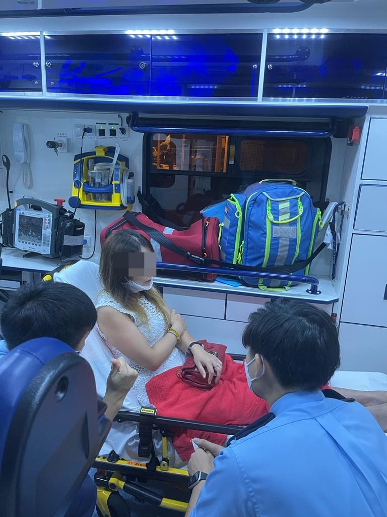 事主母親在救護車上治理。
