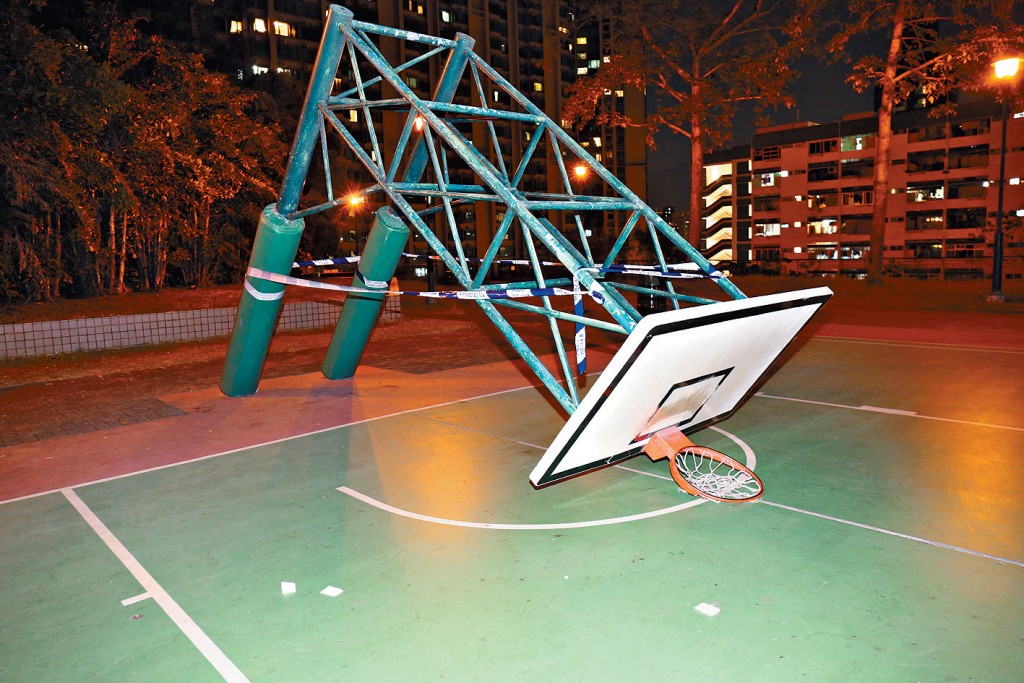 籃球架兩條支柱斷裂位置有明顯生鏽痕跡。