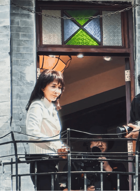 郑裕玲在3楼露台拍摄。
