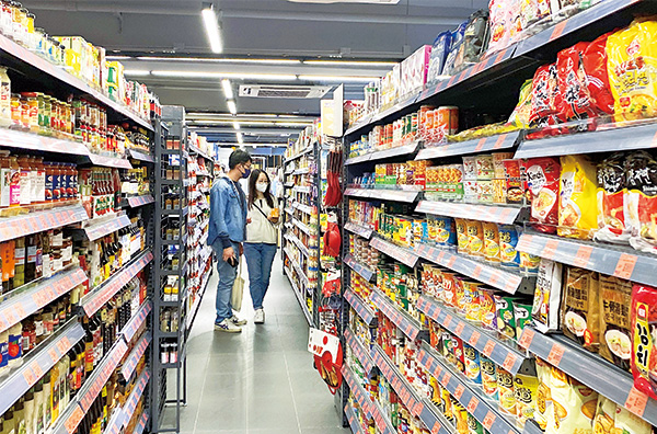 「教師生活館」內設有超市，提供各種價錢優惠的貨品。