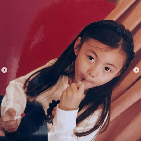 王丽嘉小时候已经爱化妆、搽唇膏。