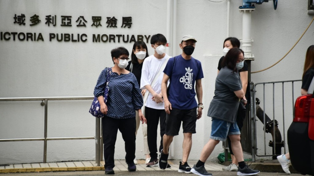 兩名死者的多位家屬分別到西區殮房認屍。楊偉亨攝