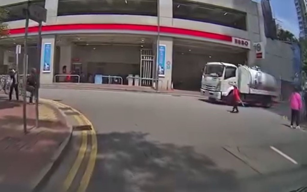 水缸车左转入建业街。fb车cam L（香港群组）影片截图
