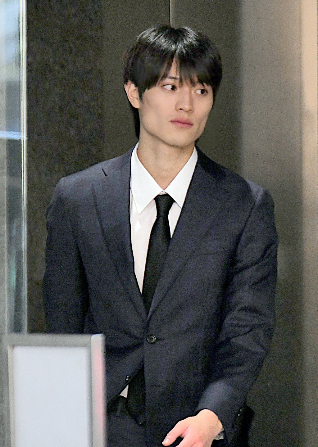 上村謙信離開法庭。何健勇攝 上村謙信離開法庭。何健勇攝