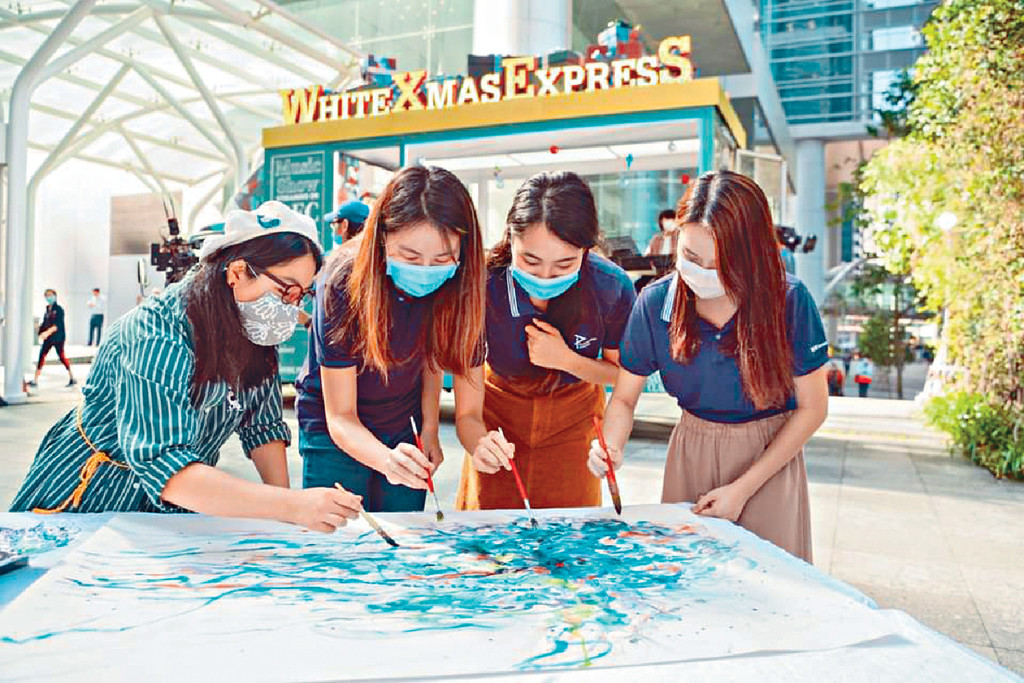 ■白色聖誕專車傳送歡樂嘅氣氛。