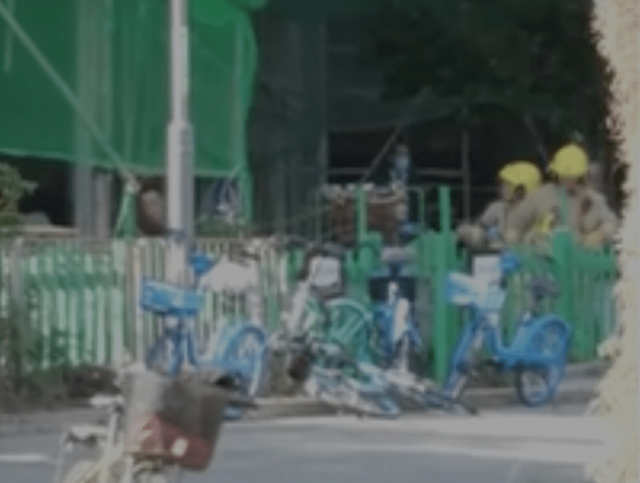 大樓外牆火光逼人,有如火海,竹枝與硬物不斷從高處跌落,賴先生則在此時折返,然後消失在畫面中。striking_biking@threads 大樓外牆火光逼人,有如火海,竹枝與硬物不斷從高處跌落,賴先生則在此時折返,然後消失在畫面中。striking_biking@threads