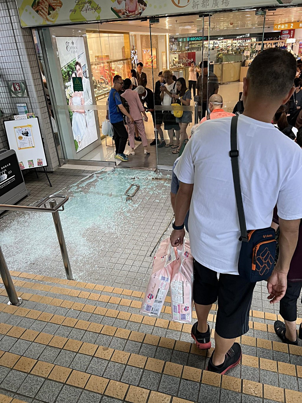 上水新都廣場一塊玻璃門爆裂。 fb：上水人大聯盟