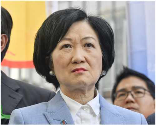 葉劉淑儀恭喜當選人,希望他們上任後能紮實服務地區選民。資料圖片