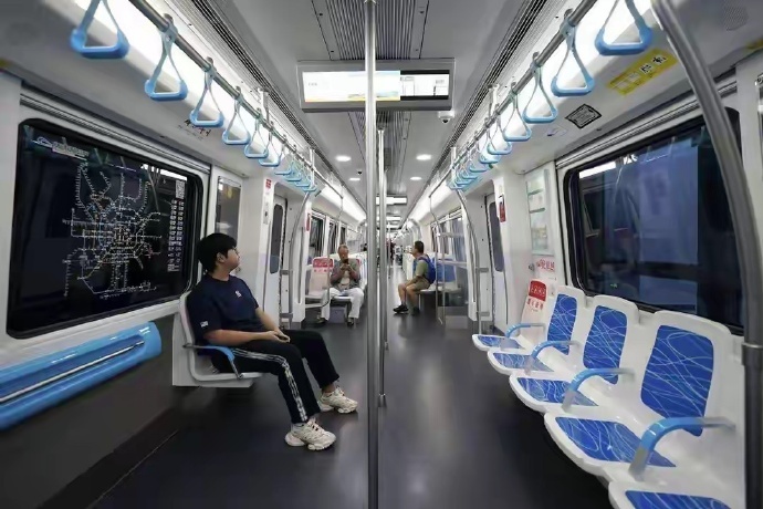 成都地铁部份路线推出1人1座获网民大赞。微博