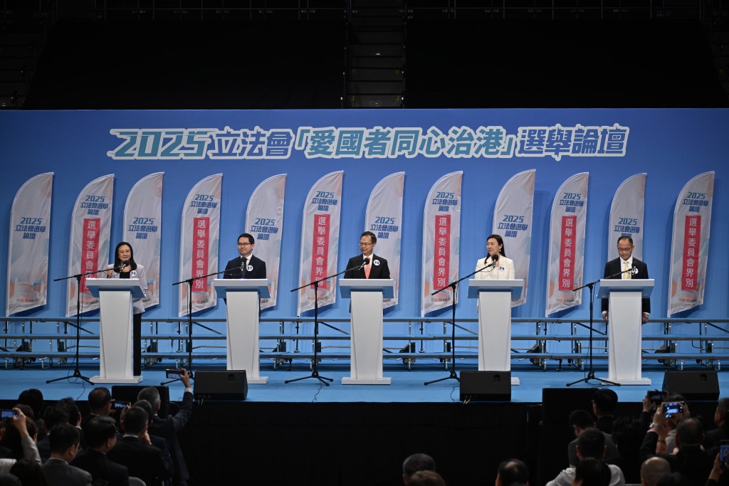 左至右:36號葛珮帆、37號朱立威、38號陳紹雄、39號林琳、40號鄧咏駿 左至右:36號葛珮帆、37號朱立威、38號陳紹雄、39號林琳、40號鄧咏駿