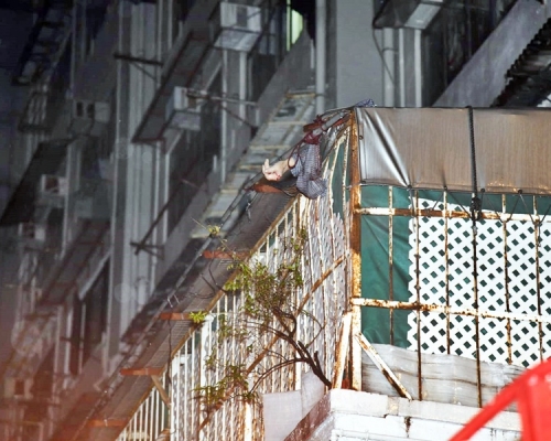 事主撞穿簷篷倒斃平台。