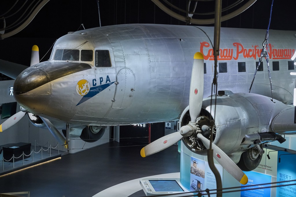 由國泰航空公司捐贈的DC-3型客機「貝茜號」，機下的電子屏幕很精彩，可以細看以前飛機的內裏細節。（圖片來源：香港科學館）