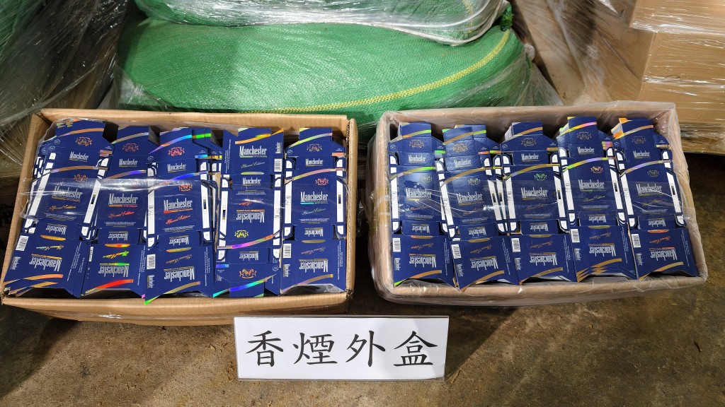 場內檢獲的私煙雖用不同牌子的包裝盒,但使用的材料只是同一批煙草。黃文威攝 場內檢獲的私煙雖用不同牌子的包裝盒,但使用的材料只是同一批煙草。黃文威攝