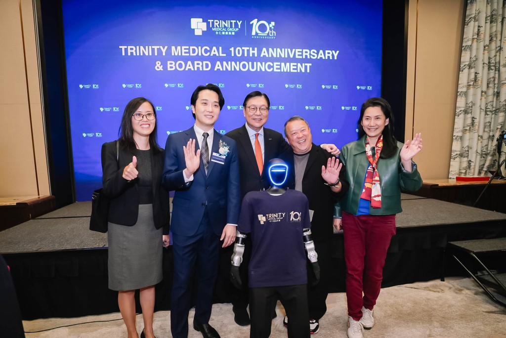 馬時亨「老表」、TVB前總經理曾志偉 （右二） 現身慶典「撐場」。