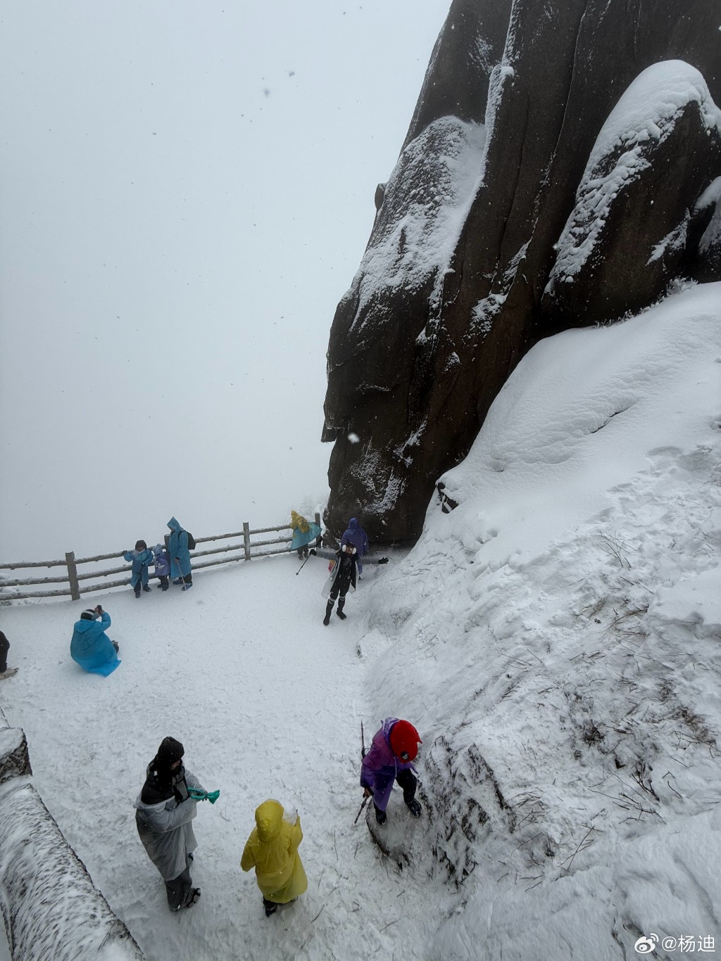 黃山被大雪封山，銀裝素裹。（微博）