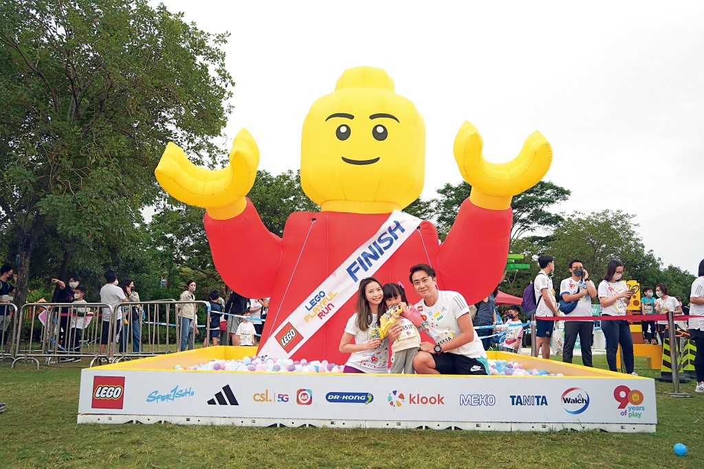 巨型充氣樂高人偶成為全場打卡最旺熱點，參加者都紛紛拿着樂高獎牌打卡留念。