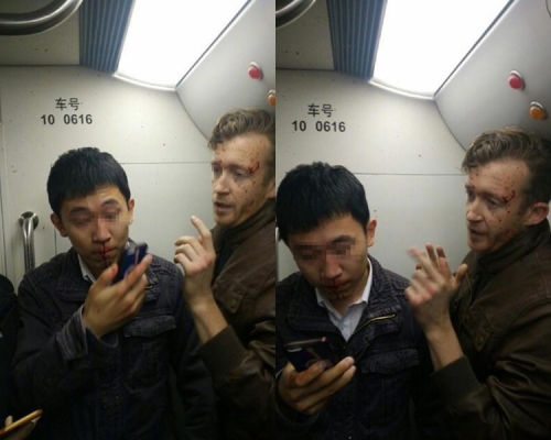 據指,一名外國男子帶著一位女孩進來,車廂人也很多。