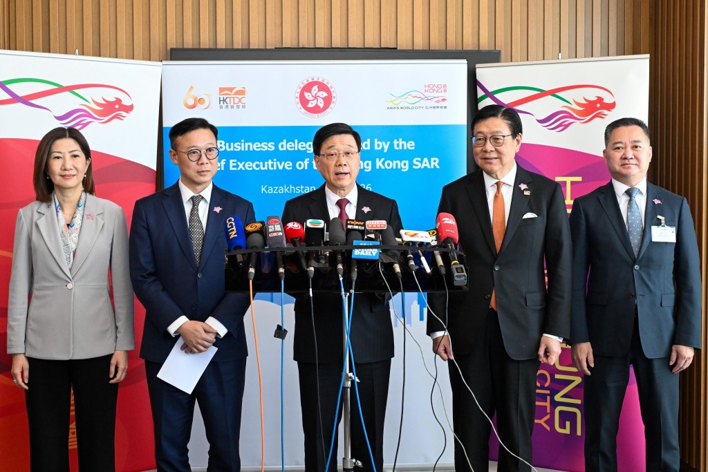 行政長官李家超(中)今日(阿斯塔納時間六月二日)聯同律政司副司長張國鈞博士(左二)、香港貿易發展局主席馬時亨教授(右二)、香港交易及結算所有限公司集團行政總裁陳翊庭(左一)和廣州醫藥集團董事長李小軍(右一)在哈薩克斯坦阿斯塔納會見傳媒。 行政長官李家超(中)今日(阿斯塔納時間六月二日)聯同律政司副司長張國鈞博士(左二)、香港貿易發展局主席馬時亨教授(右二)、香港交易及結算所有限公司集團行政總裁陳翊庭(左一)和廣州醫藥集團董事長李小軍(右一)在哈薩克斯坦阿斯塔納會見傳媒。