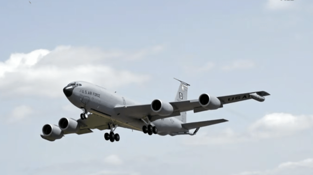 美国中央司令部证实，两架支援针对伊朗“史诗怒火行动”的KC-135加油机于伊拉克西部空域发生意外。CBS NEWS画面截图