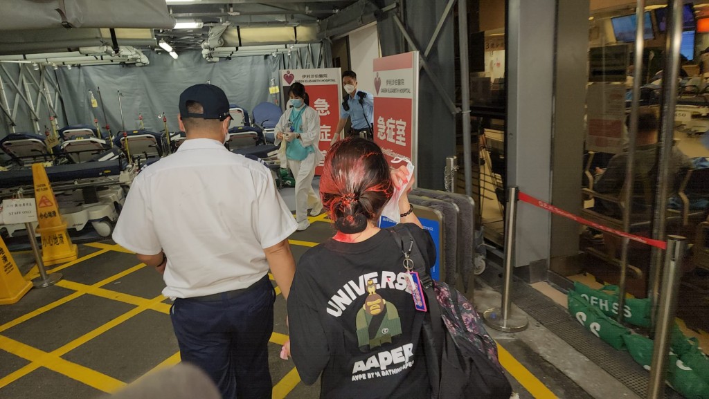 女事主由救護車送抵醫院時神志清醒,她自行走入急症室。黎志偉攝 女事主由救護車送抵醫院時神志清醒,她自行走入急症室。黎志偉攝