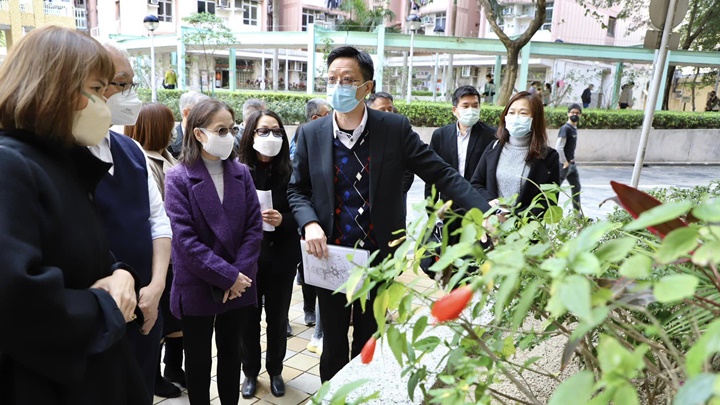 謝展寰等官員及議員到柴灣興華(一)邨視察。環境及生態局facebook圖片