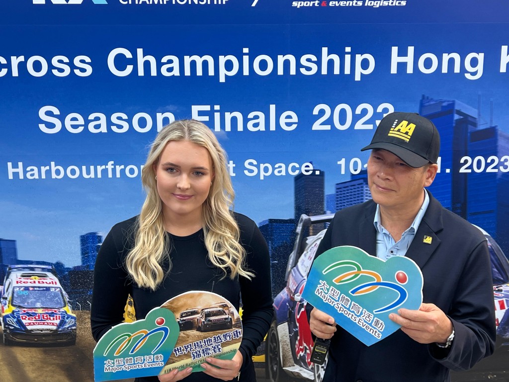 今届FIA世界场地越野车锦标赛唯一女车手，来自瑞典RX赛坛新星克拉拉•安德森(左)专程来港。