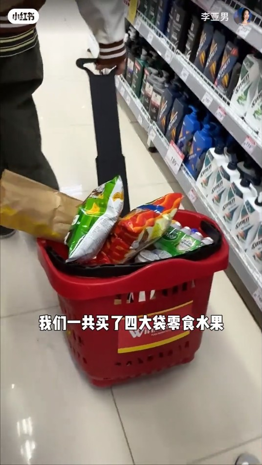有如港人北上去超市掃貨般，王祖藍也在越南超市買了零食和水果。