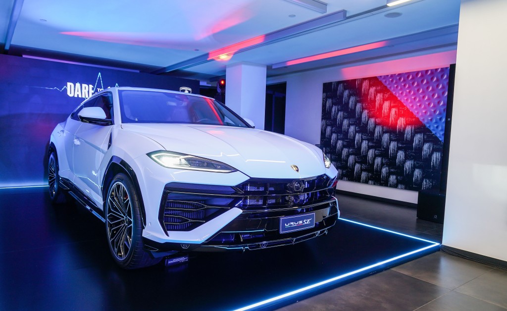 林宝坚尼Lamborghini Urus SE混能SSUV抵港：Urus SE是继旗舰超跑Revuelto后，车厂第二款推出的插电式混能PHEV车型，本港售价HK$3,888,000起，首批预计2025年第二至第三季交付。