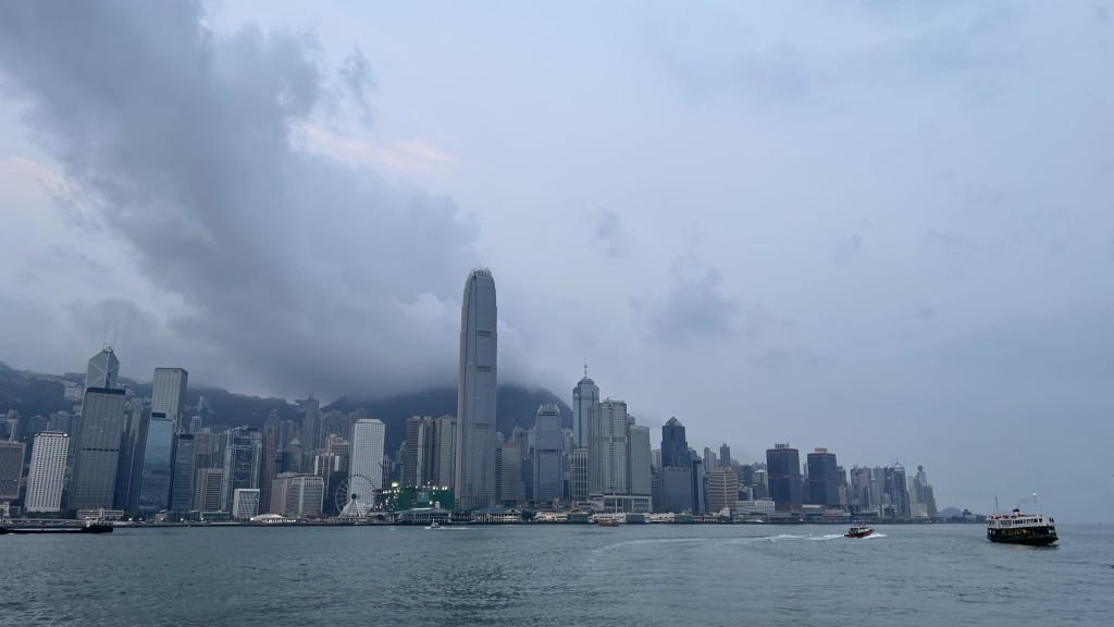 本港地區今日大致多雲，間中有驟雨及幾陣狂風雷暴。蔡楚輝攝