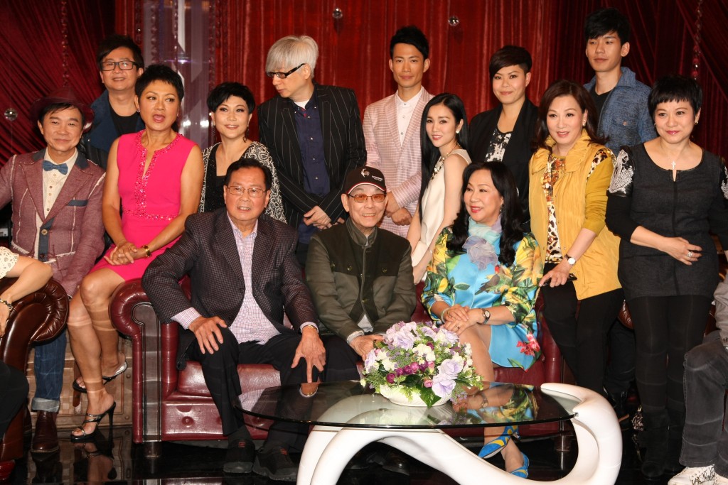2015年(后右3起)谢安琪、敖嘉年、叶丽仪(前左2)、陈洁灵(后左2)等为无綫电视节目《乐坛教父顾嘉辉》节目进行录影。