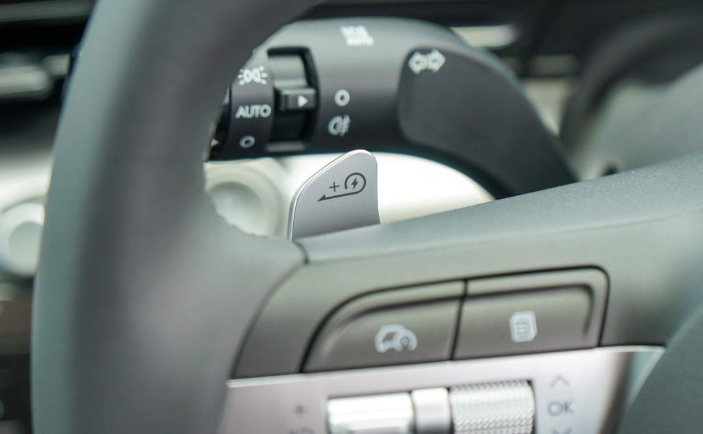 全新第二代現代Hyundai Kona Electric軚環+/-撥片是用作調節能「全新動能回收系統2.0」的回饋力度。