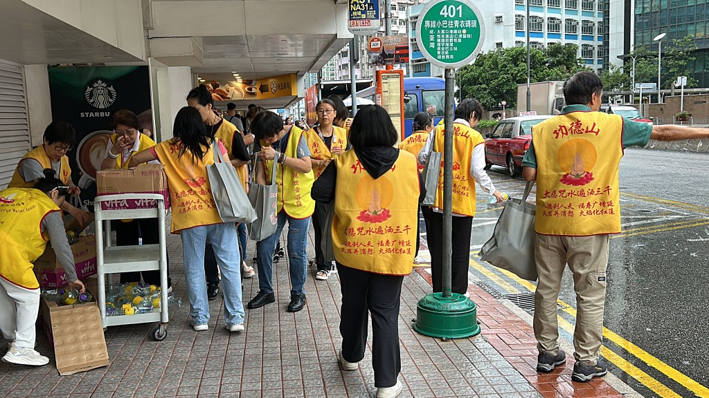 有佛教團體協助進行法事。林思明攝 有佛教團體協助進行法事。林思明攝