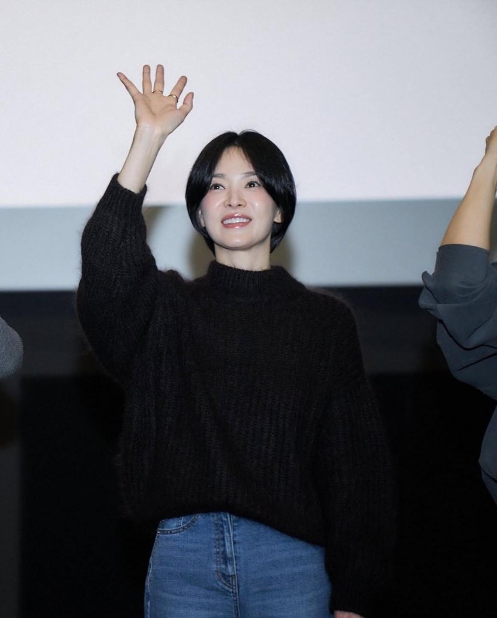 NETFLIX韩剧《慢慢地，强烈地》今日（10/2）公开了强劲演员阵容，由宋慧乔、孔刘领衔主演。