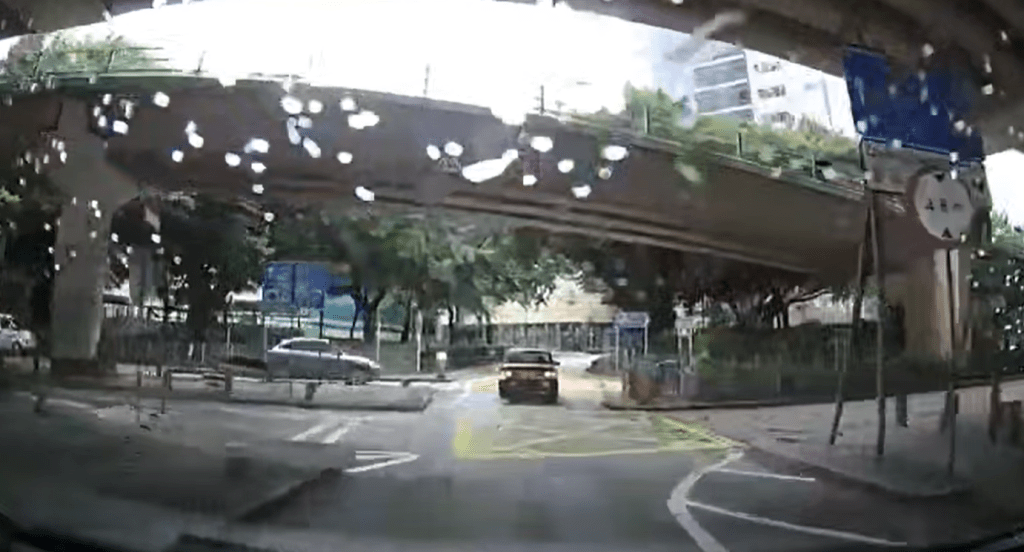 私家车沿黄泥涌道往香港仔方向行驶，的士则沿黄泥涌道向体育道行驶。车Cam截图
