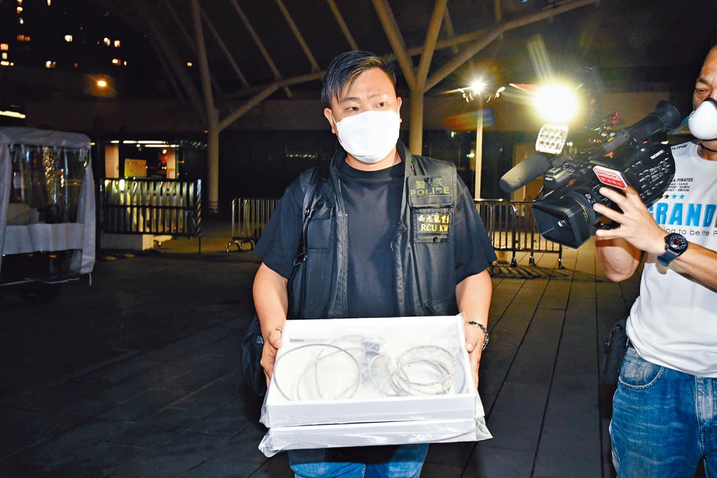 重案組探員檢走兩條涉案綱索。