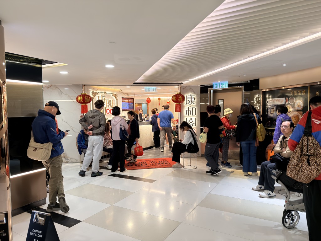 事發於酒家內。