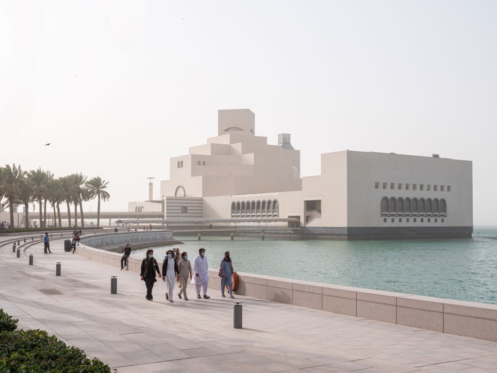 穆罕默德.薩姆吉 從公共海濱長廊望向伊斯蘭藝術博物館(2000– 2008),多哈 2021 年 M+委約拍攝,2021 年 © Mohamed Somji