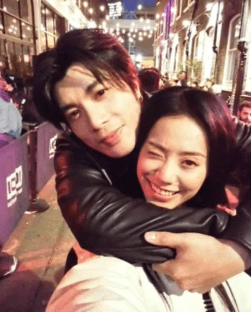 YT日前在社交平台公開與Jace的親密合照，吸引大批網民關注。