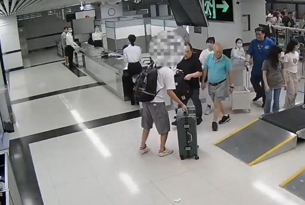 羅湖海關在入境男旅客的行李箱，搜出2個瀕危番紅硨磲。海關發布
