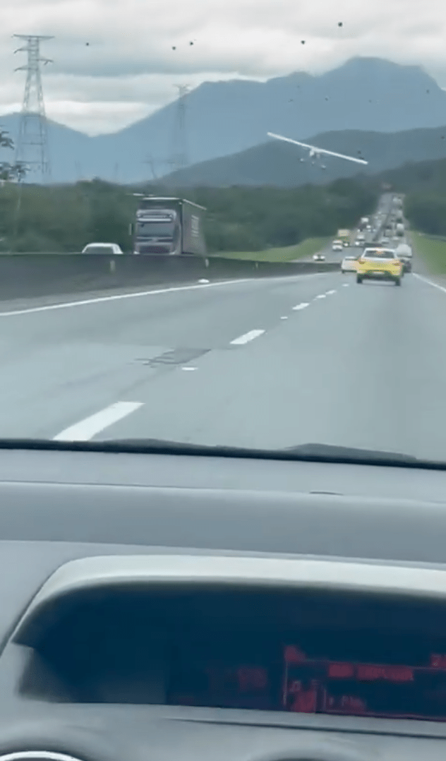 巴西南部聖卡塔琳娜州（Santa Catarina）昨日（6日）發生一宗罕見的航空事故，一架小型飛機因引擎故障，被迫在高速公路上緊急降落。X@AlexBenedicto40