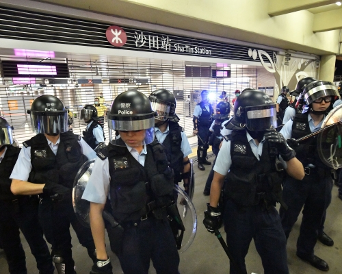 沙田港鐵站發生衝突,防暴警員到場驅散。 資料圖片