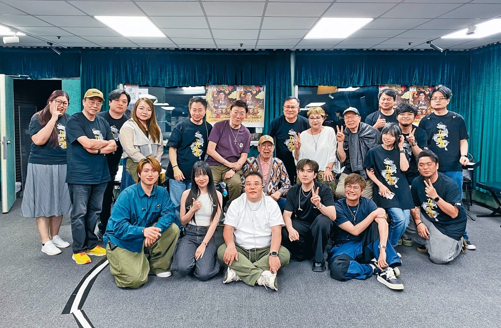 修哥率領眾多圈中好友到Band房進行綵排。