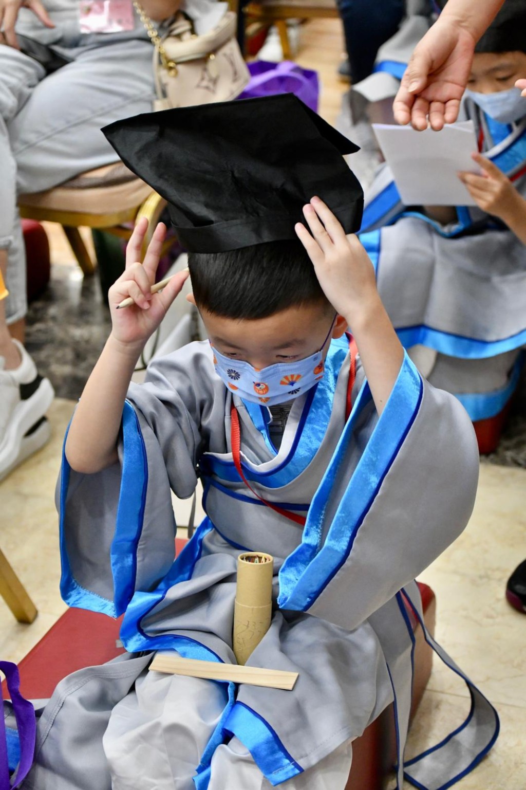 學生穿上傳統服飾參加「開筆禮」。