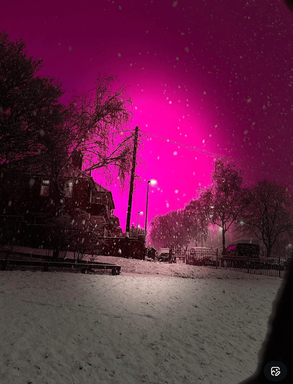 這場奇觀在社交媒體上引發熱烈討論，不少人猜測是罕見的壯麗落日，甚至是北極光奇蹟降臨，但真正答案竟與足球有關。X@FearedBuck