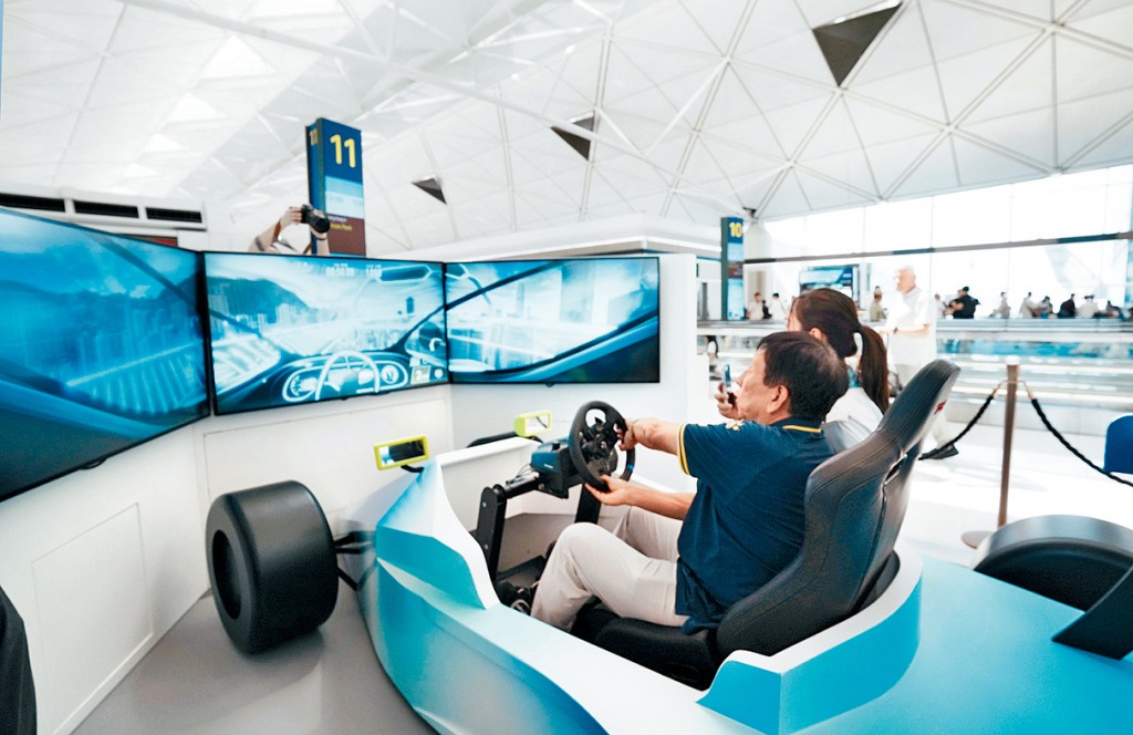 賽車體驗配備方向盤及專業踏板。
